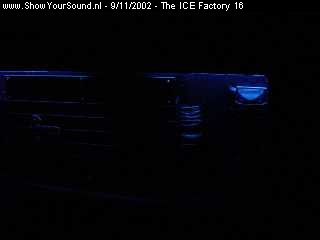 showyoursound.nl - GZ Loaded vw  - The ICE Factory 16 - 25.jpg - kist bij nacht..............BRlinks de versterker rechts de GZ Condensator.